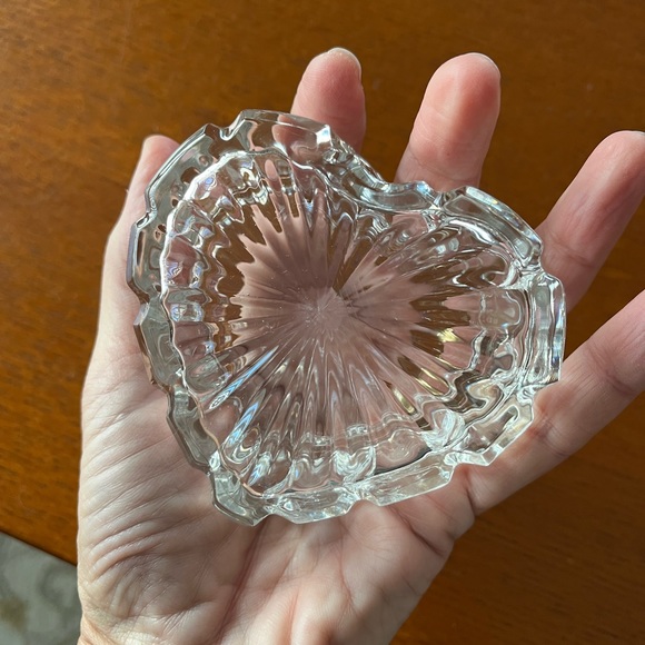 Heart shaped trinket box with lid - Picture 4 of 7